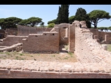 08559 ostia - regio v - insula vii - domus dei capitelli di stucco (v,vii,4-5) - raum 5 - re seite - bli ri norden - 06-2022.jpg